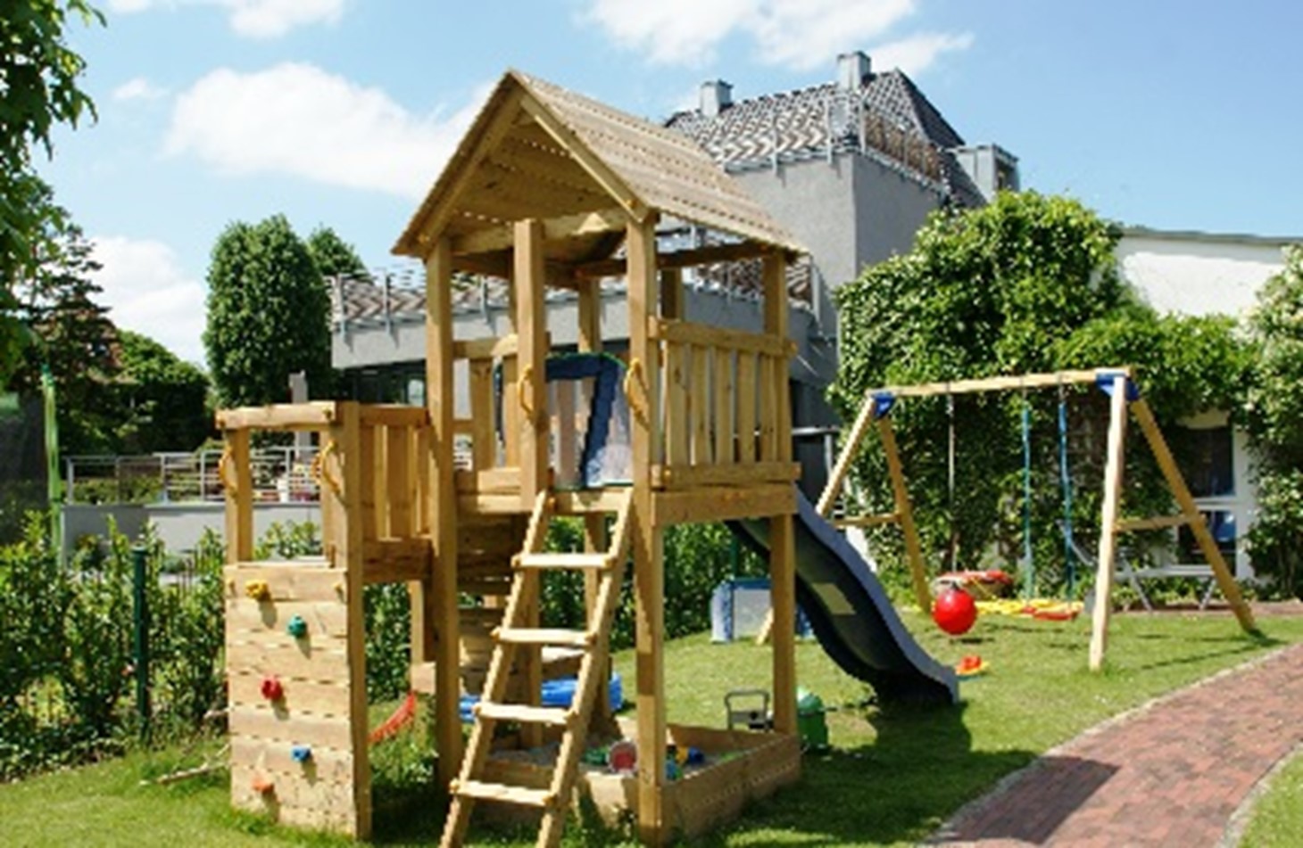 Kesseldruckimpr&auml;gnierter Spielturm und Schaukel